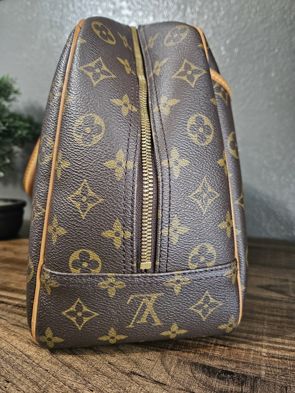 Authentic Louis Vuitton Deauville Monogram Canvas - Picture 5 of 16